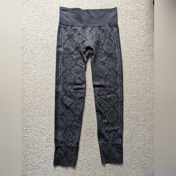 Lululemon Ebb to Street legging in Dark Graphite - Picture 4 of 6